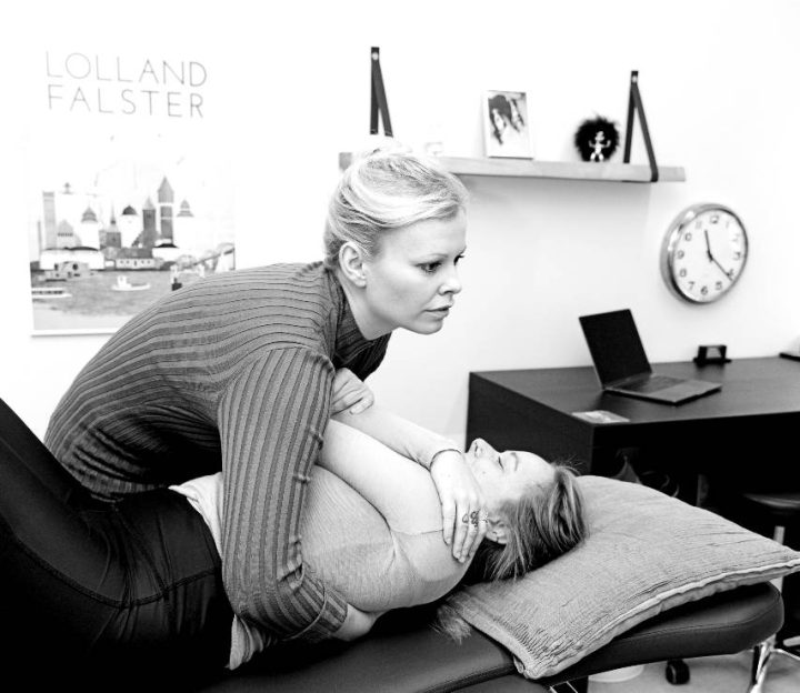 I CorrectMe behandler vi smerter mellem skulderbladene