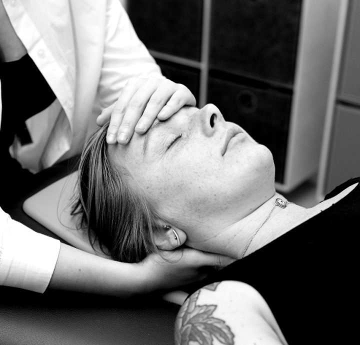 en osteopat behandler holistisk